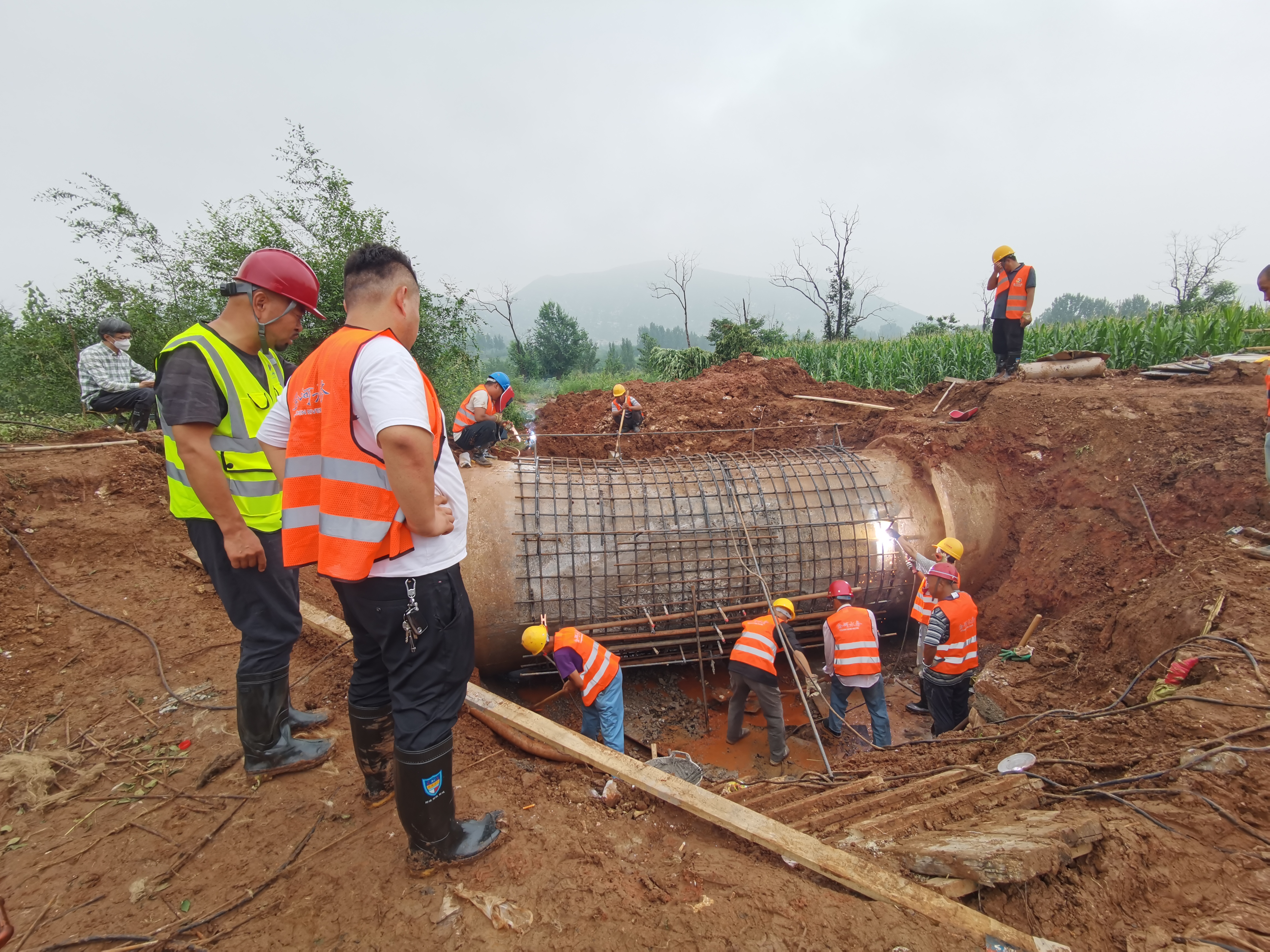 战洪峰 堵漏点 保供水 开云网页版打赢60小时抢险攻坚战