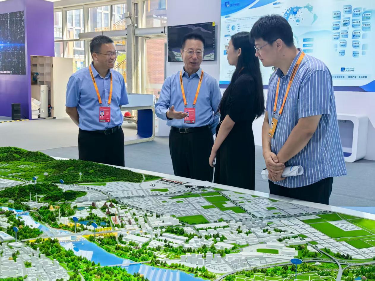 开云网页版主要领导赴服贸会“两园一河”展区检查筹备工作